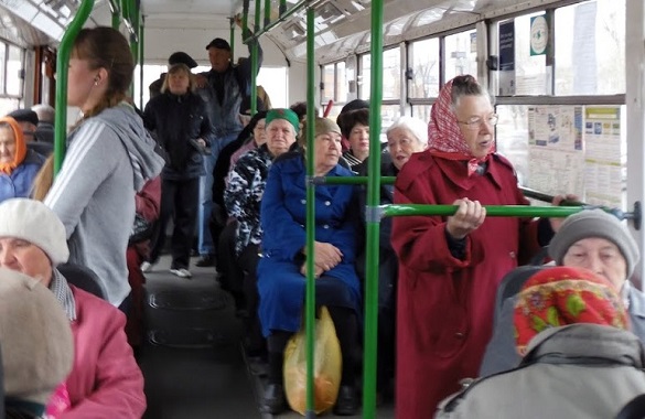 Жителі Черкас просять зробити пенсіонерам проїзд платним у тролейбусах в години пік