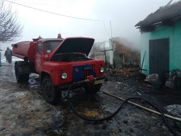 Залишилися без автівки: на Черкащині дотла згорів гараж (ВІДЕО)