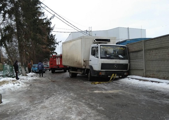 Біля лікарні на Черкащині вантажівка перекрила рух 