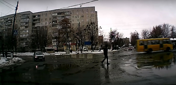 Мережу підкорює відео з черкащанином, який епічно послизнувся на дорозі