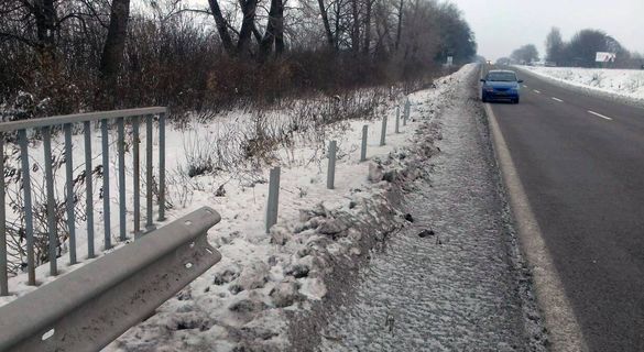 Невідомі викрали нове металеве огородження з автодороги на Черкащині (ФОТО)
