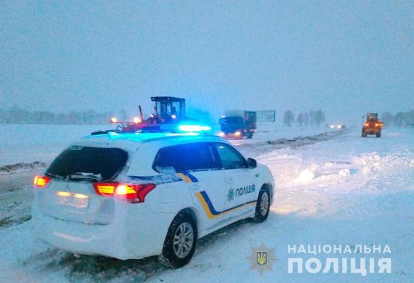 Снігові бранці: водіям, які застрягли в заметах, допомагають черкаські поліцейські