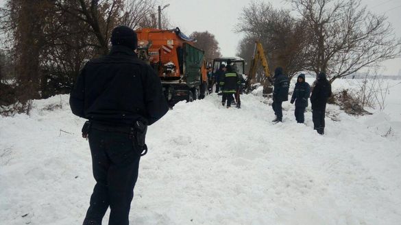 У Черкасах зі снігового замету визволяли вантажівку з сіллю та автівку рятувальників (ФОТО)