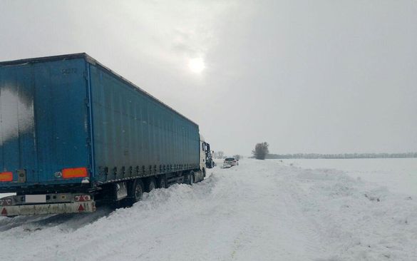 Полонені снігом: неподалік Черкас уже другу добу стоять вантажівки