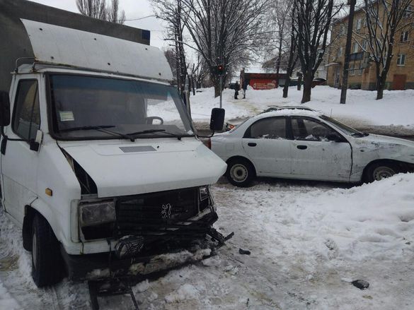 На перехресті в Черкасах зіштовхнулися фургон і легковик, є постраждалий (ФОТО)
