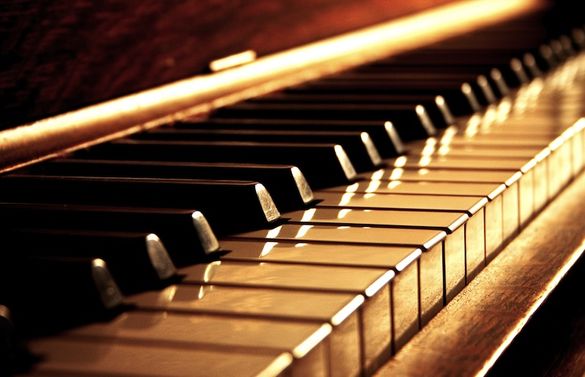 Черкаському обласному краєзнавчому музею подарували раритетне піаніно (ВІДЕО)