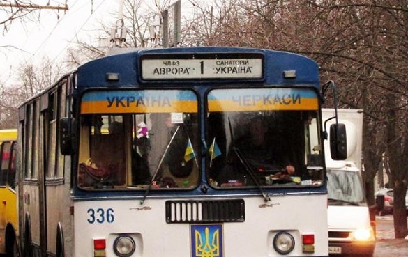 Через аварію у Черкасах частина тролейбусів змінили схему руху, а автобусів - їздять не за розкладом