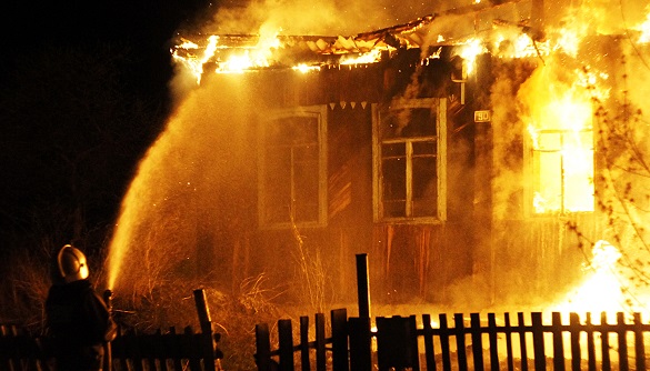 У Черкасах безхатьки спричинили пожежу в покинутих будівлях