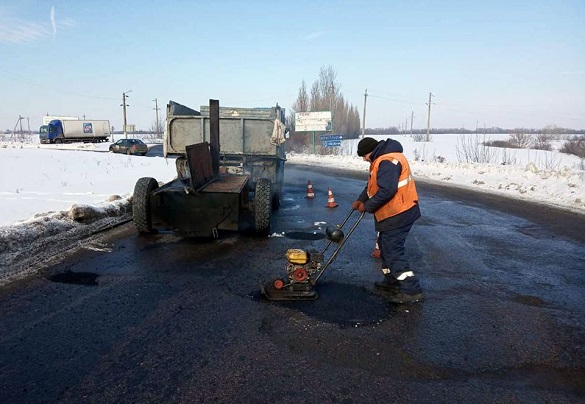 На автодорогах Черкащини проводять ямковий ремонт (ФОТО)