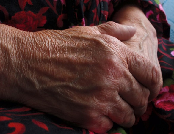 Дві доби без їжі та води: в Черкасах рятували бабусю, якій стало зле в замкненій квартирі