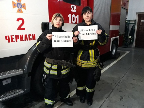 Черкаські рятувальники переконують маленьку дівчинку з Великобританії, що вона може стати пожежницею (ФОТО)