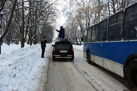 У Черкасах парубок стрибнув з даху тролейбуса на чужу автівку (ВІДЕО)
