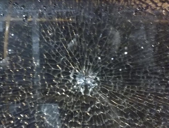 Несподіваний поворот: у Черкасах невідомі пошкодили вікно тролейбуса (ФОТО)