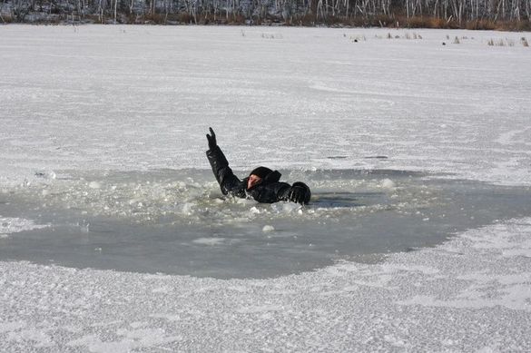 На Черкащині чоловік провалився під лід (ВІДЕО)