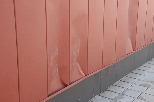 У Черкасах вандали пошкодили фасад гімназії