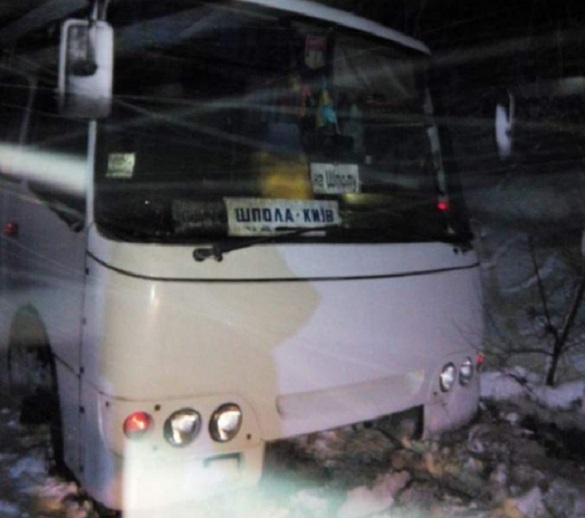 На Черкащині через негоду зі снігових заметів визволяли рейсовий автобус