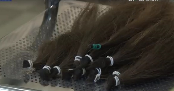 Черкащанки відрізають волосся заради благодійності (ВІДЕО)