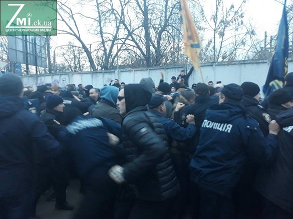 З'явилися відео бійки поліції та активістів в Черкасах після візиту Порошенка