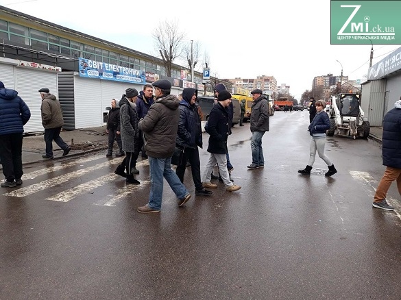 Біля ринку в центрі Черкас заблокували дорогу (ФОТО)