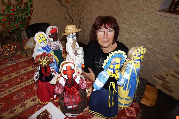 Майстриня з Черкащини власноруч виготовляє ляльки-обереги (ФОТО)