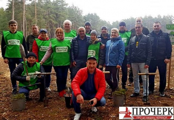 Черкаські активісти Аграрної партії висадили гектар лісу (ФОТО)