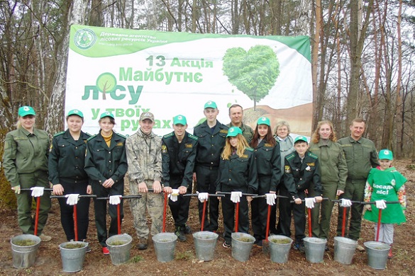 На Черкащині школярі висаджували молодий ліс (ФОТО)