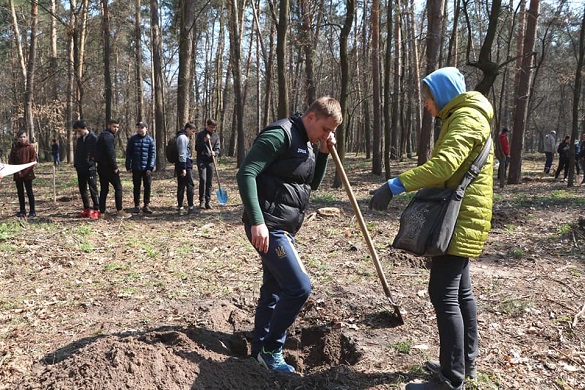 Черкаські парки стануть ще зеленішими: висадили кількасот дерев (ФОТО)