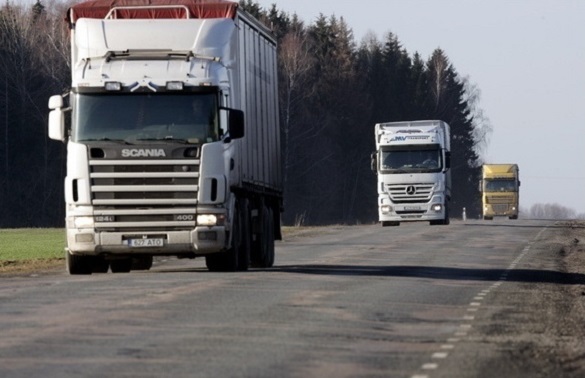 На деяких автошляхах Черкащини обмежено рух вантажівок