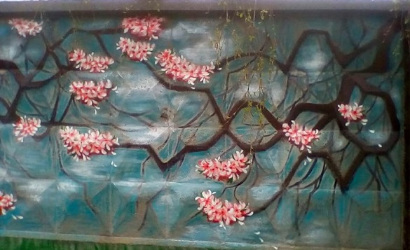 Стіни хлібзаводу на Черкащині перетворилися на квітучі сакури