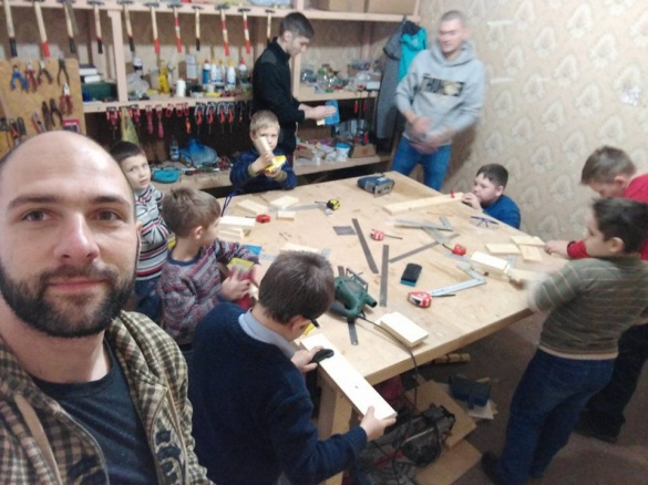 Переселенець навчає черкаських хлопців робити речі для дому