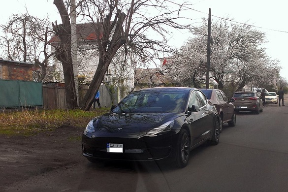 У Черкасах помітили електромобіль Tesla Model 3 (фотофакт)