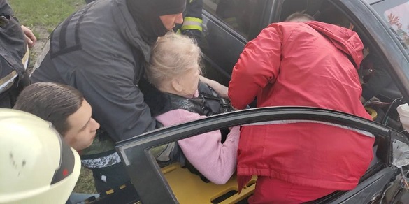 ДТП у Черкасах: травмовану жінку довелося діставати з авто (ФОТО)