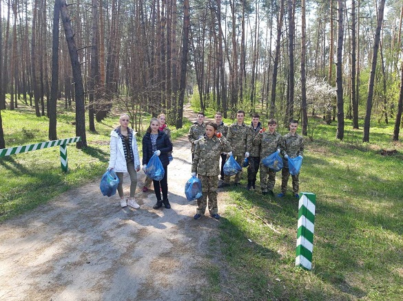Школярі прибрали Дахнівський ліс від сміття (ФОТО)