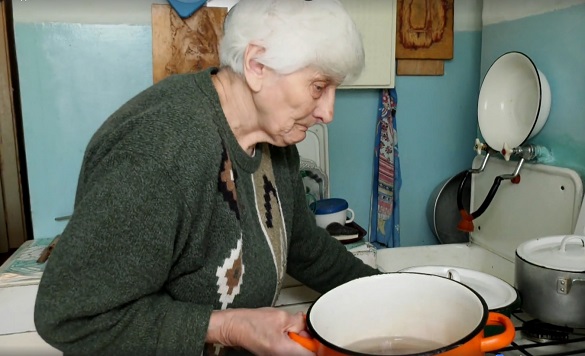 Великдень для бабусі: черкаській пенсіонерці потрібна допомога небайдужих (ВІДЕО)
