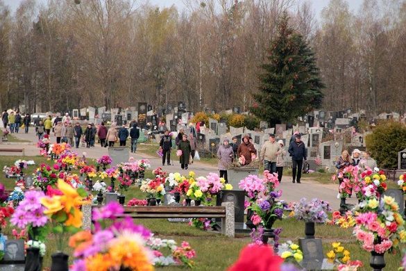 Синтетична пам'ять: щороку черкаські кладовища перетворюються на смітник із пластику
