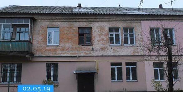 Мешканці черкаської багатоповерхівки два місяці живуть під дірявим дахом (ВІДЕО)