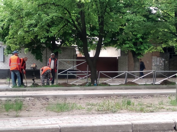 На бульварі Шевченка встановлюють нову огорожу, але не таку, за яку голосували черкасці (ФОТО)