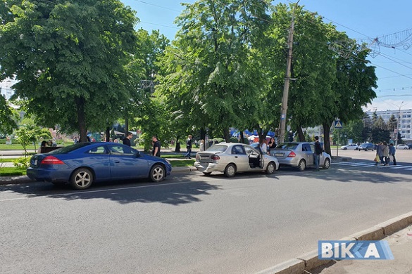 У середмісті Черкас зіткнулися три автівки (ФОТО)