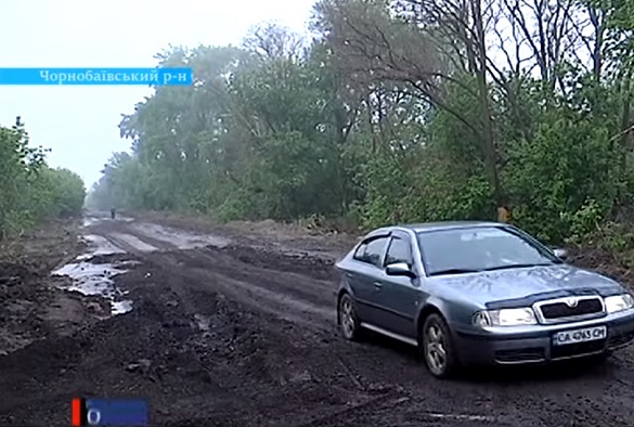 Водії Чорнобаївщини потопають у багнюці через незавершений ремонт дороги (ВІДЕО)