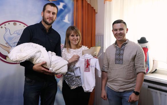 Допомога молодим сім’ям: у Черкасах вручили перший пакунок малюка (ФОТО)
