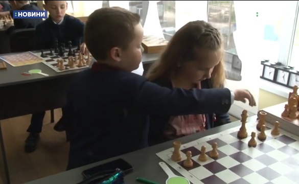 Маленький черкащанин організував майстер-клас із гри в шахи (ВІДЕО)
