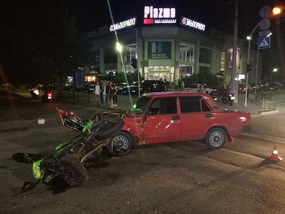 У середмісті Черкас сталася потрійна ДТП: постраждав мотоцикліст