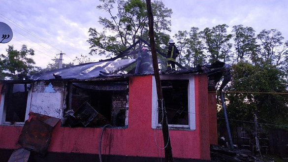 На Черкащині із палаючого будинку врятували дітей (ФОТО)