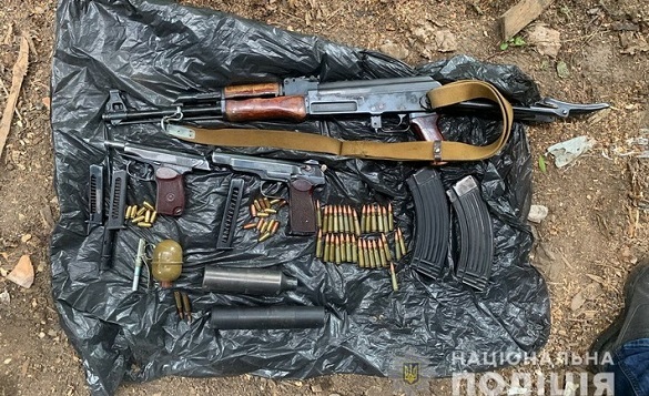 Черкащанин закопав арсенал зброї у дворі власного будинку