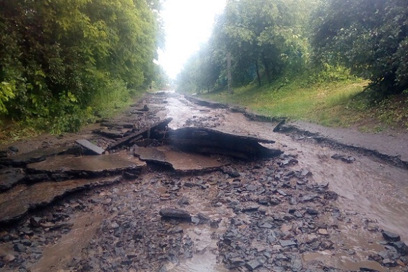 Справжній апокаліпсис: на Черкащині потужний дощ змив дороги (ФОТО)