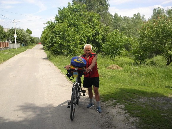 73-річний черкащанин долає сто кілометрів у день на велосипеді