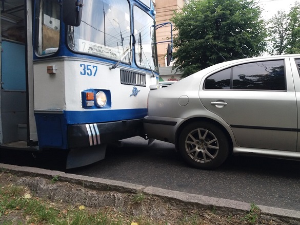 У черкаського тролейбуса під час руху відмовили гальма (ФОТО)