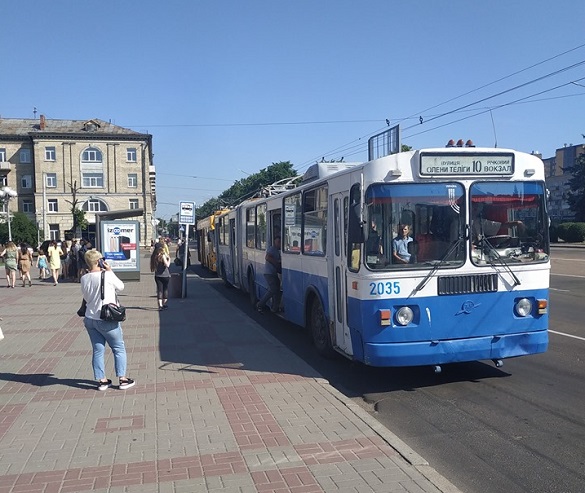 Тролейбуси на Соборній площі в Черкасах тепер зупинятимуться зручніше для пасажирів