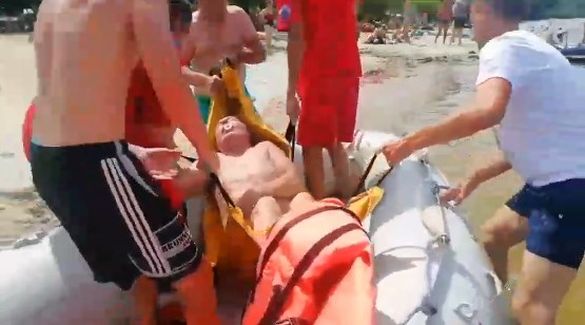 Перебував у воді без свідомості близько двох хвилин: на черкаському пляжі врятували чоловіка (ВІДЕО)