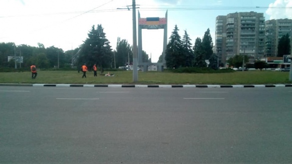 Черкаські комунальники пофарбували бордюри на декількох перехрестях